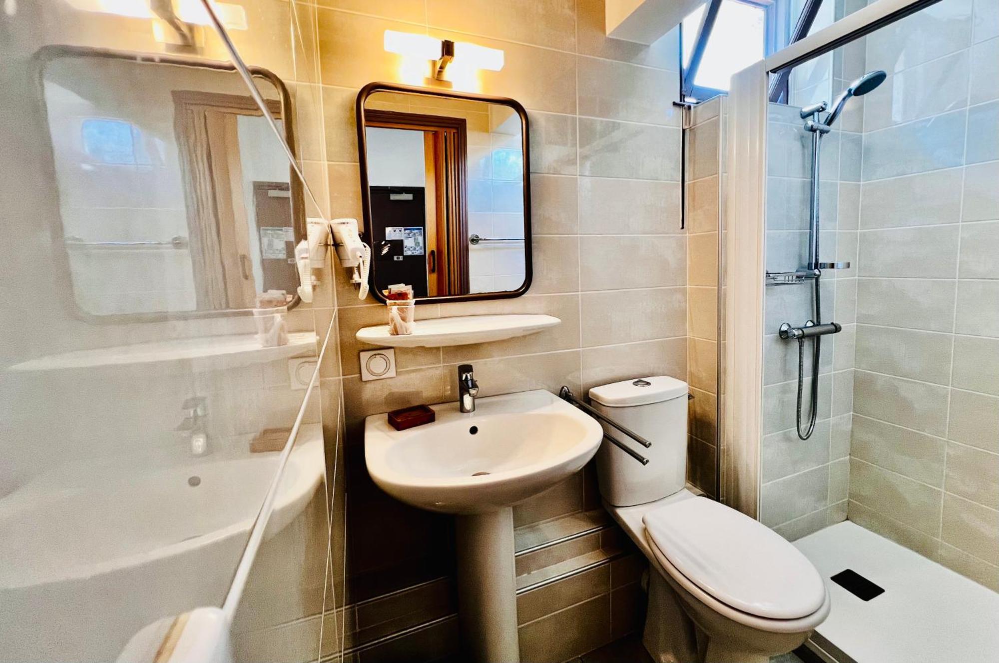 L'Escoundillou Hotell Saint-Jacques-des-Blats Eksteriør bilde